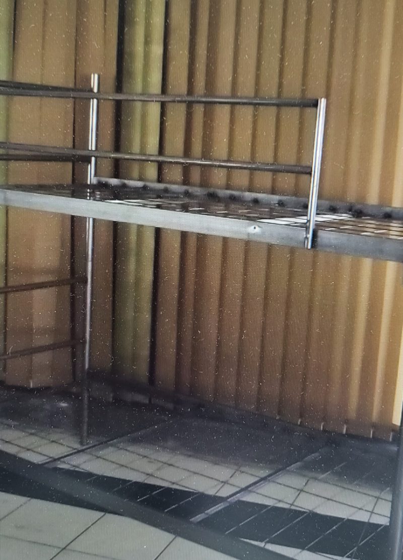 Beliche metálico com tubo redondo c/ escada e proteção  para colchão
